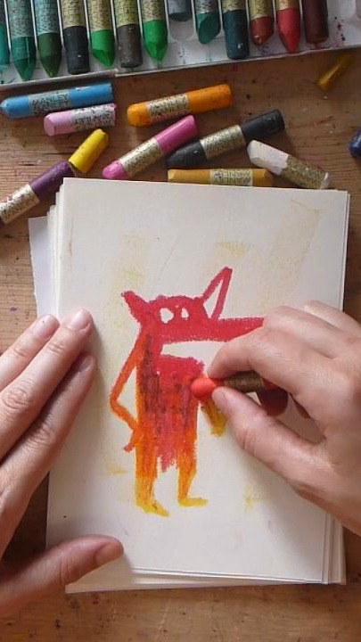 Creando personajes con ceras infantiles.
Durante mis primeros años de ilustradora estuve creando una serie de personajes con ceras Manley que llamé #MuseodeCeras a día de hoy cuenta con más de 300 personajes únicos.

Muchos de estos personajes alimentaron mis primeros libros como #MonstruoRosa o "Buscar". 
Este personaje concretamente lo llamé Fénix y podéis encontrarlo en mi segundo libro titulado "Buscar" publicado por @nubeocho.

Aquí os muestro uno de los vídeos que he recuperado de aquella época para que podáis ver bien cómo hago la técnica de Ceras sobre papel.

Espero que estos vídeos te animen a dibujar y expresarte con técnicas como esta. 
Solo necesitas una caja de ceras, unos papeles de boceto y un objeto punzante. 

#olgadedios