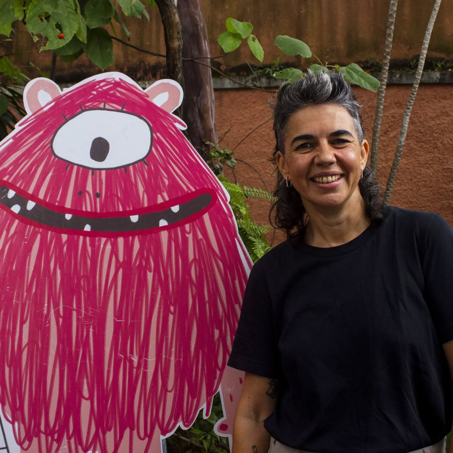 Hoy 26 de abril celebramos el día de la visibilidad lésbica, en España y gran parte de Europa.  Este es un día necesario para todas las personas. 

Conocer más referentes queer y diversos nos permite ensanchar el camino hacia nuestra libertad.

Desde muy joven decidí ser una lesbiana visible, como una manera de estar en el mundo. Tanto desde el activismo LGTBIQ+ en mi ciudad, como en mi trabajo como artista que viaja a muchos lugares del mundo, me gusta presentarme como una mujer lesbiana feminista y queer.

Cuando mi primer libro Monstruo Rosa comenzó a llegar a la gente quise decir lo más alto y claro posible que su autora es una mujer lesbiana. 
Porque Monstruo Rosa es una historia que ha llegado a cientos de miles de personas en el mundo que la valoran y la sienten como propia. 

Monstruo Rosa es la historia de vida de alguien que se ha sentido diferente a la normatividad, que ha tenido que sonreír a la adversidad y que nunca entró en la casa que le vino impuesta. Monstruo Rosa descubre en la diversidad el valor más enriquecedor de nuestra sociedad. 
Un personaje que vive y lucha para construir esa sociedad en la que todas las personas podamos vivir vidas dignas de ser vividas. 

Ese personaje para mí es la mujer lesbiana que yo deseo ser. 

¡Feliz día de la visibilidad lésbica!

#olgadedios
#diadelavisibilidadlesbica
#monstruorosa 

La foto es de Mateus Rodrigues y me la hizo en la sede de la editorial @boitempo en São Paulo durante mi última visita. En Brasil este día de la visibilidad lésbica se celebra el 29 de agosto, en Chile el 9 de julio y en Argentina el 7 de marzo.